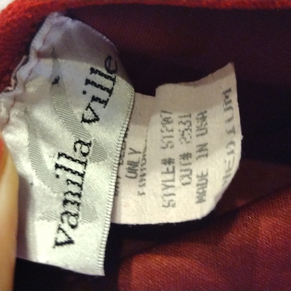 Vanilla Ville with Red Lips - Picture 4 of 4